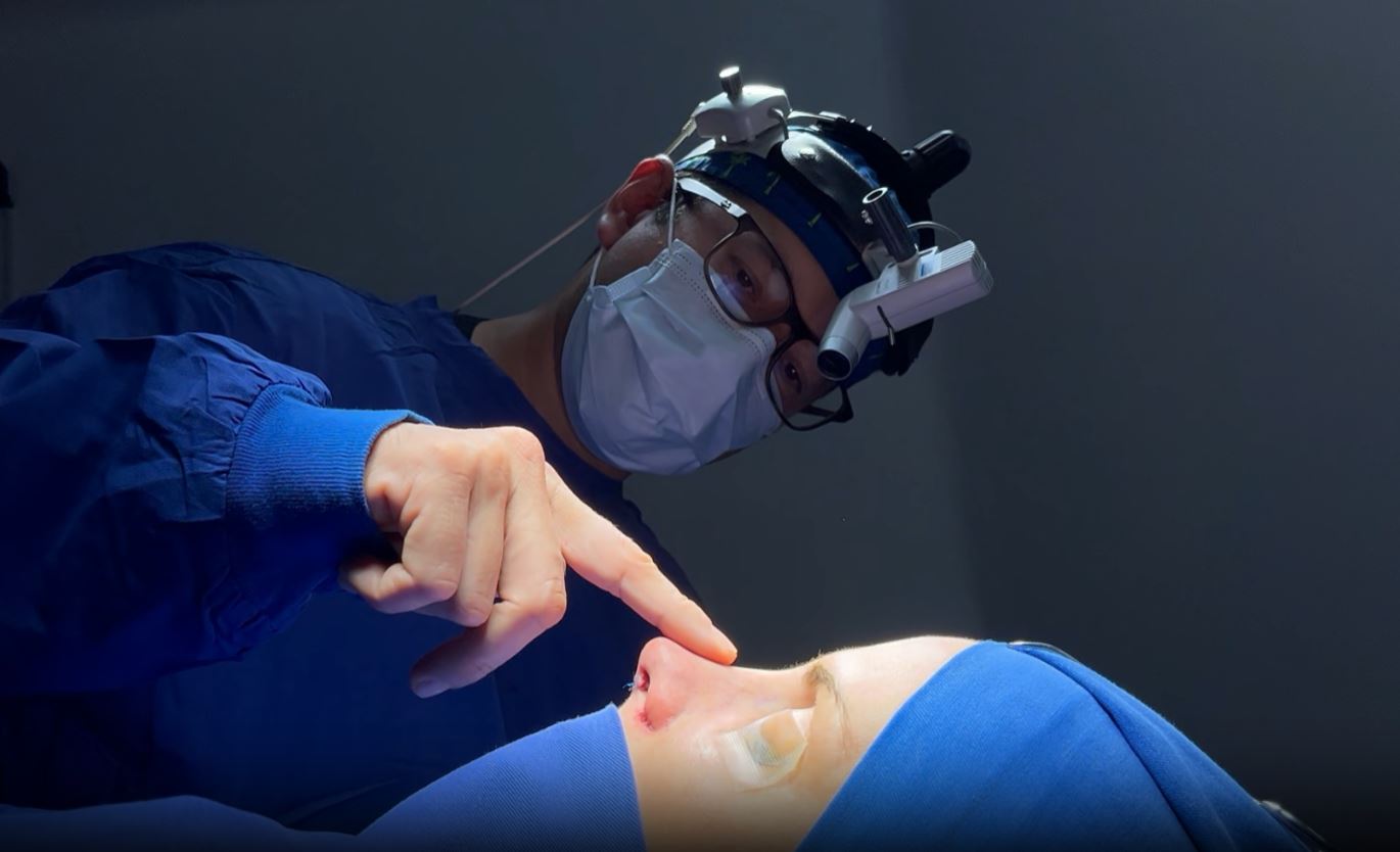 Precio Rinoplastia en Colombia 2025 , Dr Ruber Almanza mostando el resultado inmediato de una rinoplastia